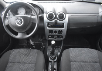Подержанный автомобиль Renault Sandero 2011 года (12 фото)