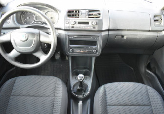 Подержанный автомобиль Skoda Roomster 2011 года (12 фото)