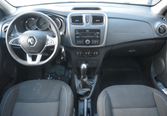 Подержанный автомобиль Renault Sandero 2019 года (12 фото)
