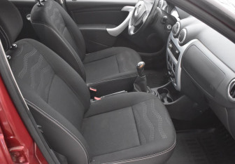 Подержанный автомобиль Renault Sandero 2012 года (10 фото)