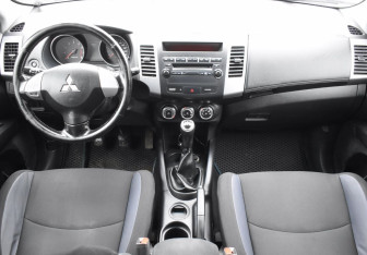 Подержанный автомобиль Mitsubishi Outlander 2011 года (10 фото)