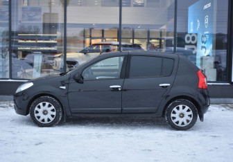 Подержанный автомобиль Renault Sandero 2011 года (8 фото)