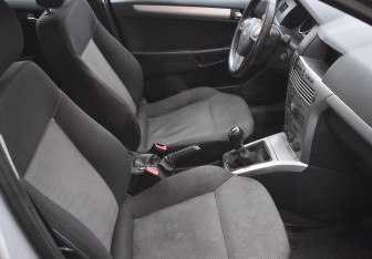 Подержанный автомобиль Opel Astra Hatchback 2011 года (10 фото)