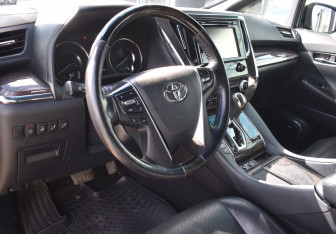 Подержанный автомобиль Toyota Alphard 2019 года (18 фото)