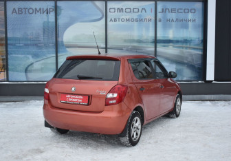 Подержанный автомобиль Skoda Fabia Hatchback 2010 года (5 фото)