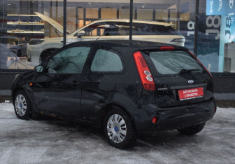 Подержанный автомобиль Ford Fiesta Hatchback 2007 года (7 фото)