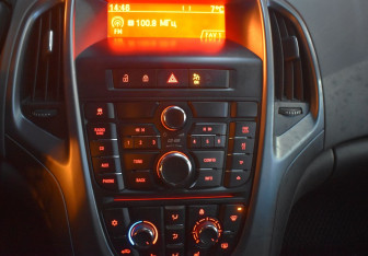 Подержанный автомобиль Opel Astra Hatchback 2012 года (13 фото)