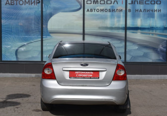 Подержанный автомобиль Ford Focus Sedan 2010 года (6 фото)