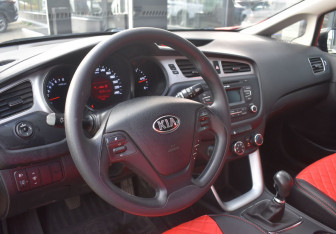 Подержанный автомобиль Kia Ceed Hatchback 2015 года (14 фото)