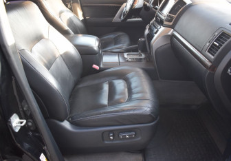 Подержанный автомобиль Toyota Land Cruiser Suv 2014 года (10 фото)