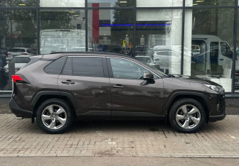 Подержанный автомобиль Toyota RAV4 2020 года (4 фото)
