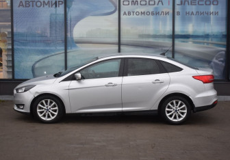 Подержанный автомобиль Ford Focus Sedan 2017 года (8 фото)