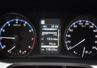 Подержанный автомобиль Toyota RAV4 2016 года (13 фото)