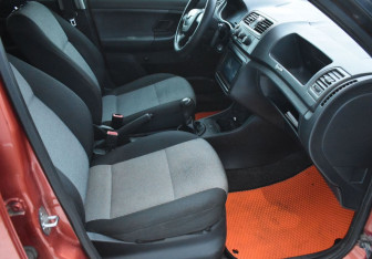 Подержанный автомобиль Skoda Fabia Hatchback 2010 года (10 фото)