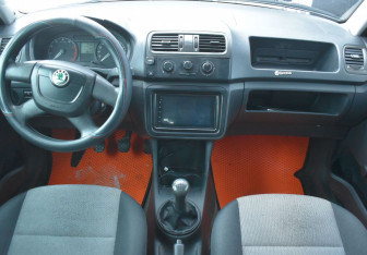 Подержанный автомобиль Skoda Fabia Hatchback 2010 года (12 фото)