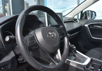 Подержанный автомобиль Toyota RAV4 2021 года (15 фото)