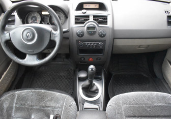 Подержанный автомобиль Renault Megane Sedan 2006 года (12 фото)