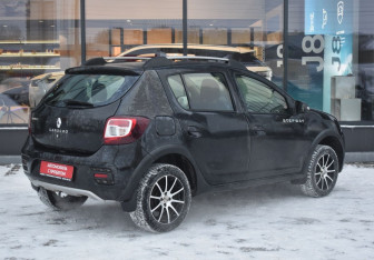 Подержанный автомобиль Renault Sandero 2016 года (5 фото)