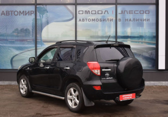 Подержанный автомобиль Toyota RAV4 2007 года (7 фото)