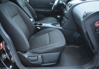 Подержанный автомобиль Nissan Qashqai 2008 года (10 фото)