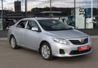 Подержанный автомобиль Toyota Corolla Sedan 2011 года (3 фото)
