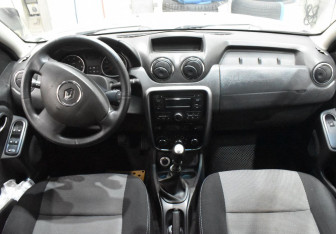 Подержанный автомобиль Renault Duster 2013 года (12 фото)