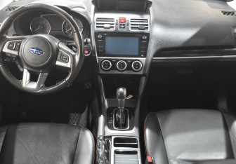 Подержанный автомобиль Subaru XV 2016 года (12 фото)