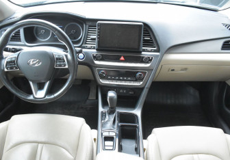Подержанный автомобиль Hyundai Sonata 2017 года (12 фото)