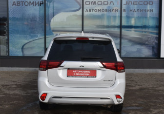 Подержанный автомобиль Mitsubishi Outlander 2022 года (6 фото)