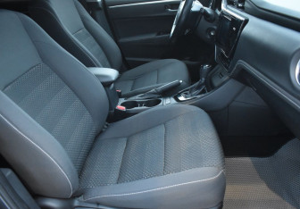 Подержанный автомобиль Toyota Corolla Sedan 2018 года (10 фото)