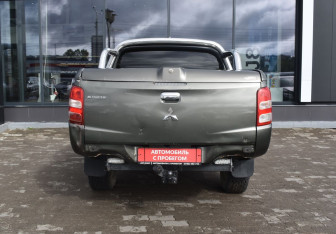 Подержанный автомобиль Mitsubishi L200 2015 года (6 фото)