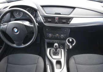 Подержанный автомобиль BMW X1 2013 года (12 фото)