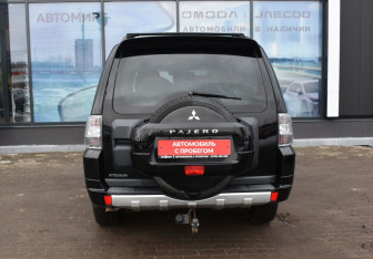 Подержанный автомобиль Mitsubishi Pajero 2013 года (6 фото)