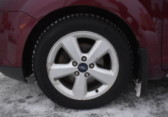 Подержанный автомобиль Ford Focus Sedan 2006 года (9 фото)