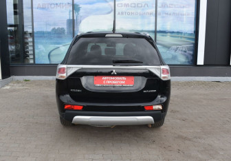 Подержанный автомобиль Mitsubishi Outlander 2014 года (6 фото)