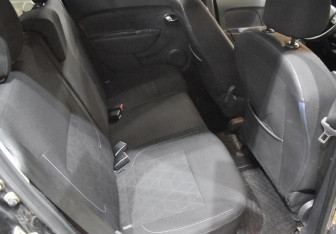 Подержанный автомобиль Renault Sandero 2016 года (11 фото)