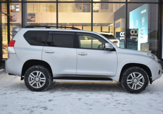 Подержанный автомобиль Toyota Land Cruiser Prado 2010 года (4 фото)