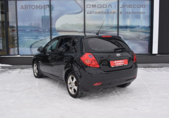 Подержанный автомобиль Kia Ceed Hatchback 2008 года (7 фото)