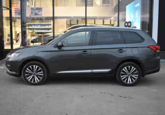 Подержанный автомобиль Mitsubishi Outlander 2019 года (8 фото)
