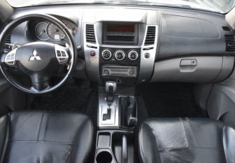 Подержанный автомобиль Mitsubishi Pajero Sport 2013 года (12 фото)