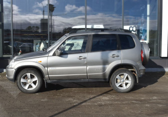 Подержанный автомобиль Chevrolet Niva 2010 года (8 фото)