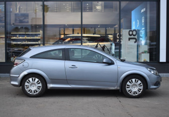 Подержанный автомобиль Opel Astra Hatchback 2010 года (4 фото)