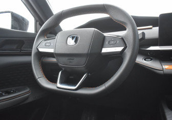 Подержанный автомобиль Changan UNI-V 2024 года (13 фото)