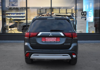 Подержанный автомобиль Mitsubishi Outlander 2019 года (6 фото)