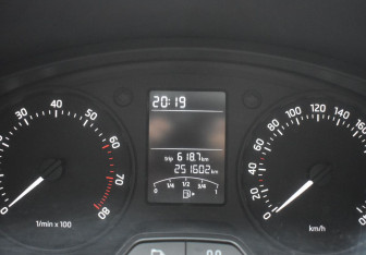 Подержанный автомобиль Skoda Rapid Liftback 2014 года (13 фото)