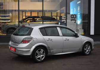 Подержанный автомобиль Opel Astra Hatchback 2011 года (5 фото)