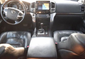 Подержанный автомобиль Toyota Land Cruiser Suv 2014 года (12 фото)