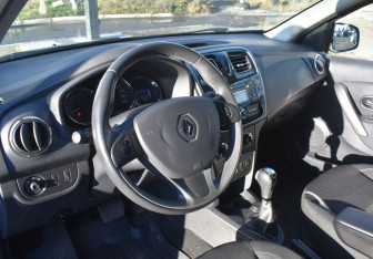 Подержанный автомобиль Renault Sandero 2017 года (14 фото)