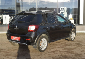 Подержанный автомобиль Renault Sandero 2017 года (5 фото)