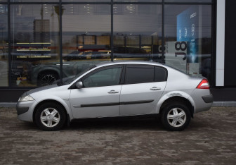 Подержанный автомобиль Renault Megane Sedan 2006 года (8 фото)